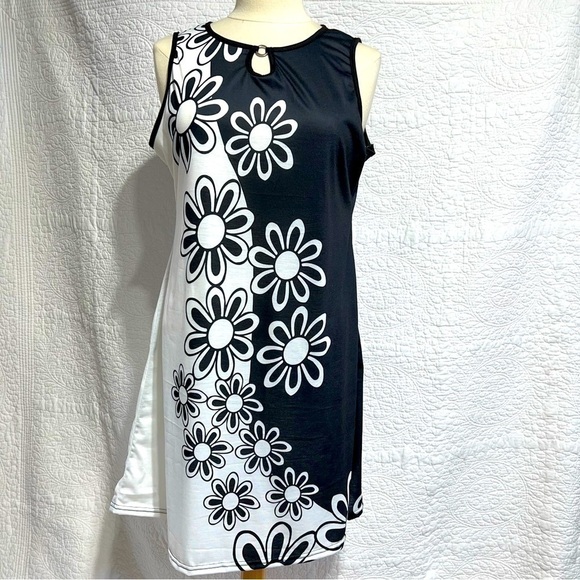 Women's Black & White Daisy Abstract Dress/Cover Up, Size O/S - Picture 1 of 10